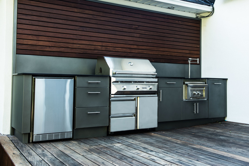 Small industrial back terrace in Montreal with an outdoor kitchen and no cover.