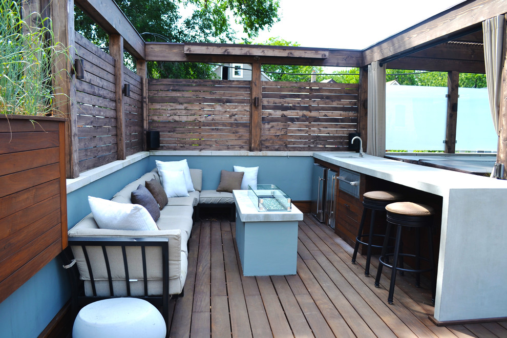 Imagen de terraza contemporánea pequeña en azotea con cocina exterior y pérgola