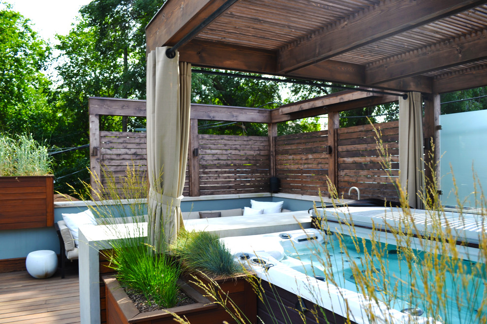 Idée de décoration pour une terrasse design avec une cuisine d'été et une pergola.