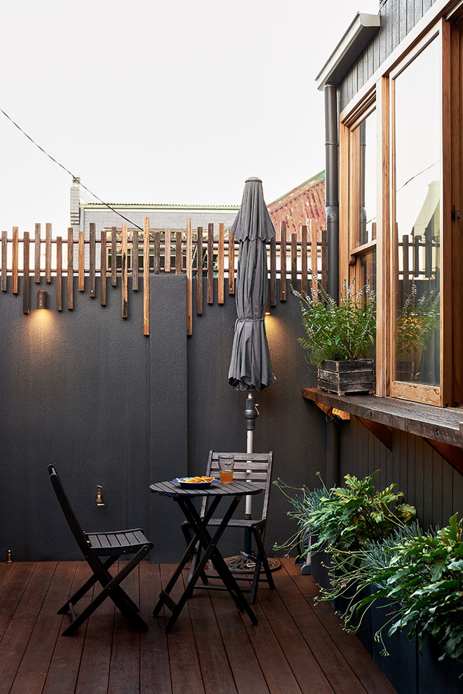 Foto de terraza contemporánea pequeña sin cubierta en patio con jardín de macetas