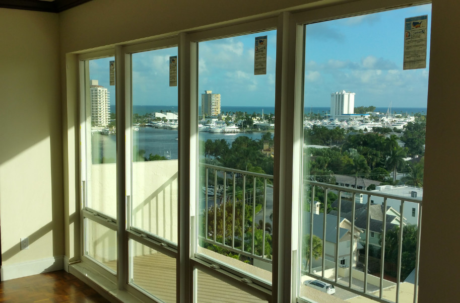 Mittelgroße, Unbedeckte Moderne Terrasse in Miami