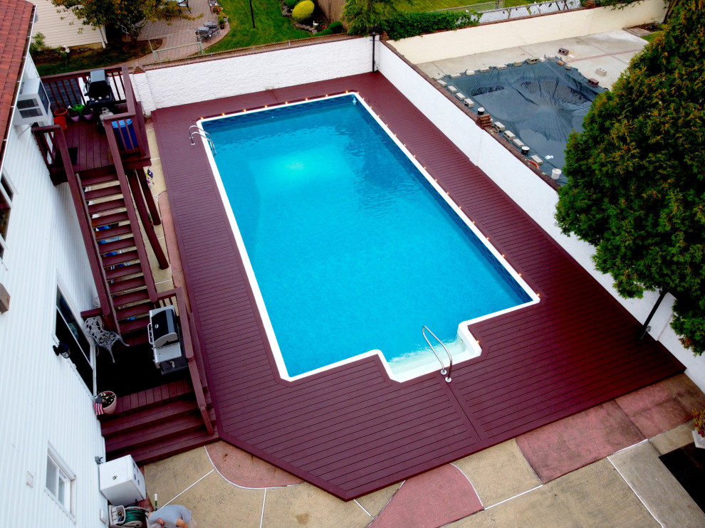Idées déco pour une grande piscine arrière moderne.