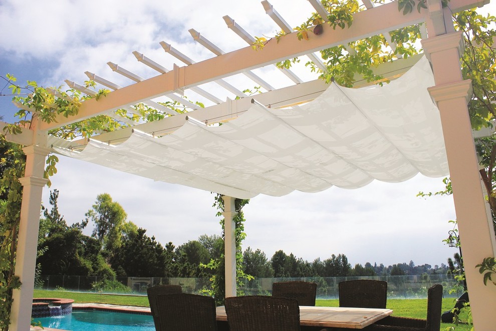 Immagine di una terrazza contemporanea dietro casa con un parasole
