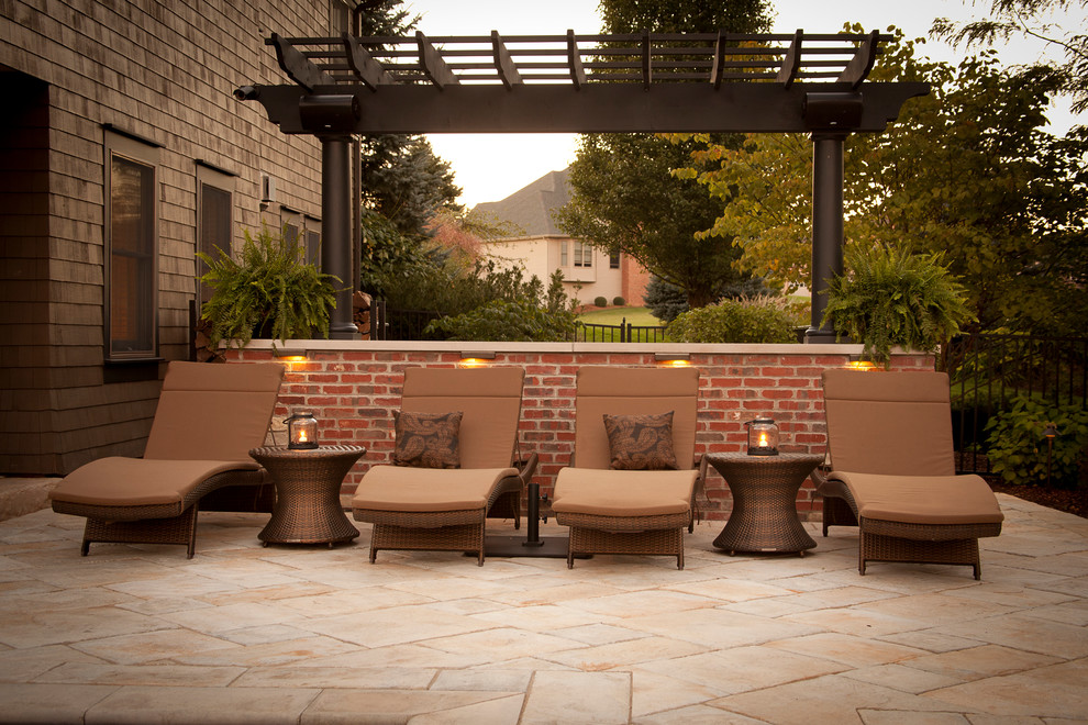 Idee per un patio o portico moderno di medie dimensioni e dietro casa con fontane e pavimentazioni in pietra naturale