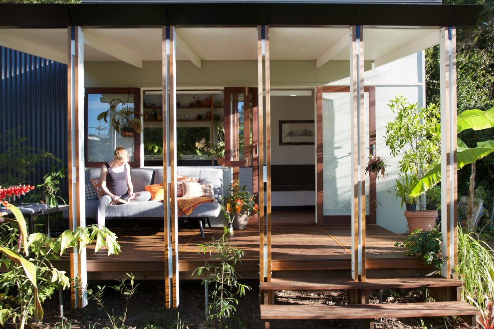 Свежая идея для дизайна: маленькая терраса на боковом дворе в современном стиле с навесом для на участке и в саду - отличное фото интерьера