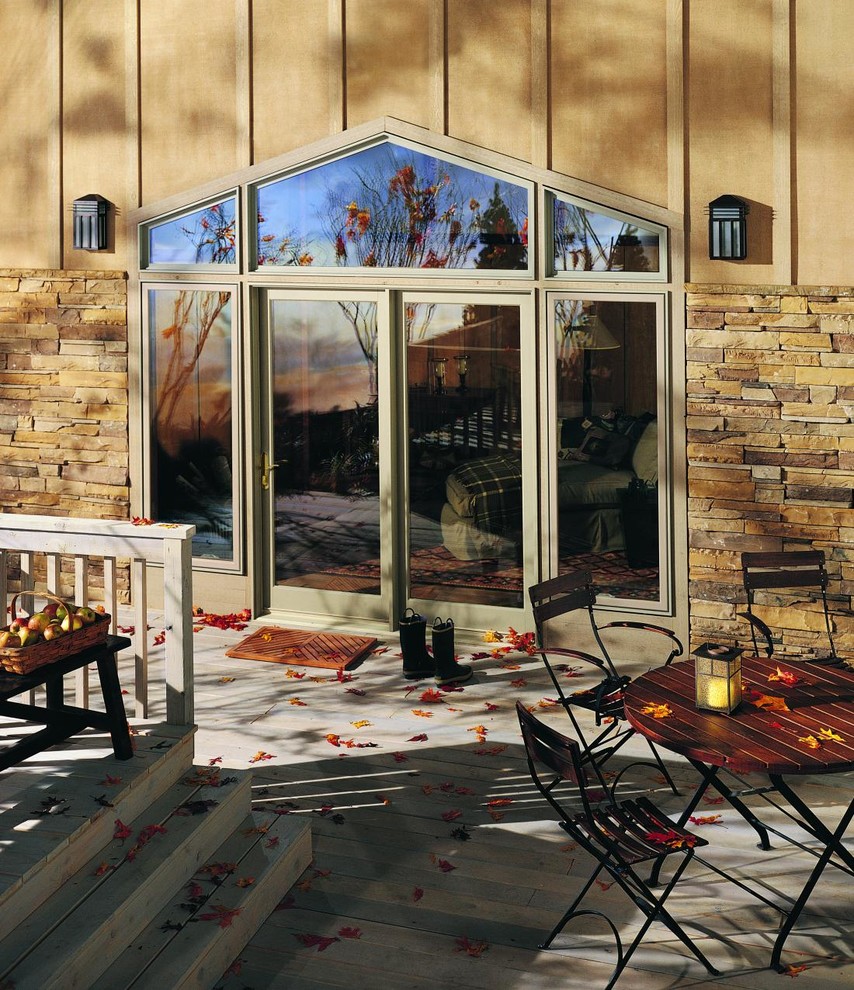 Modelo de terraza minimalista de tamaño medio sin cubierta en patio trasero