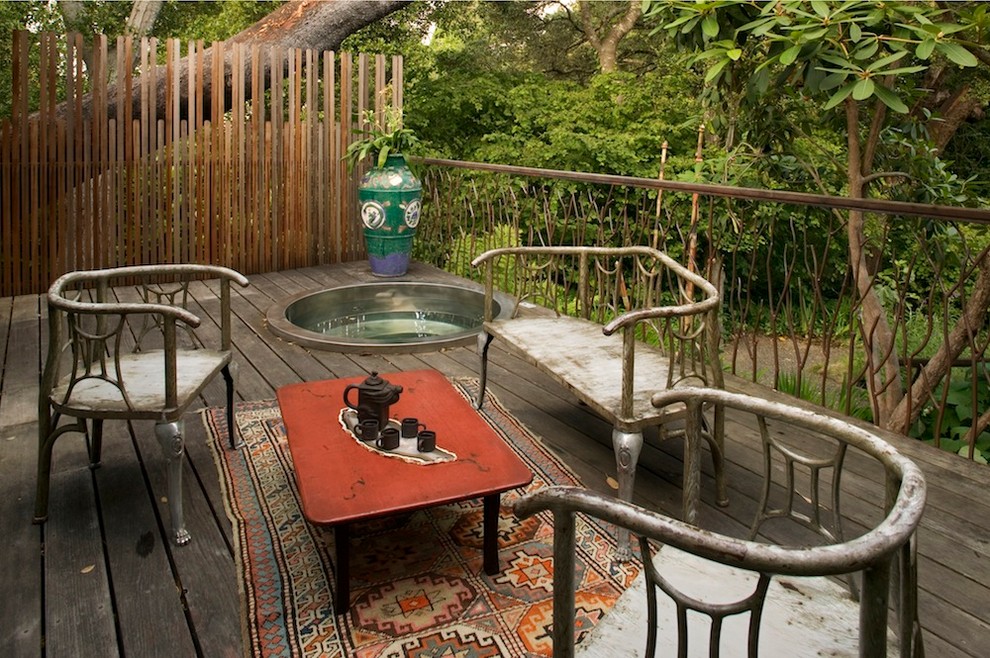Ejemplo de terraza de estilo zen de tamaño medio en patio trasero