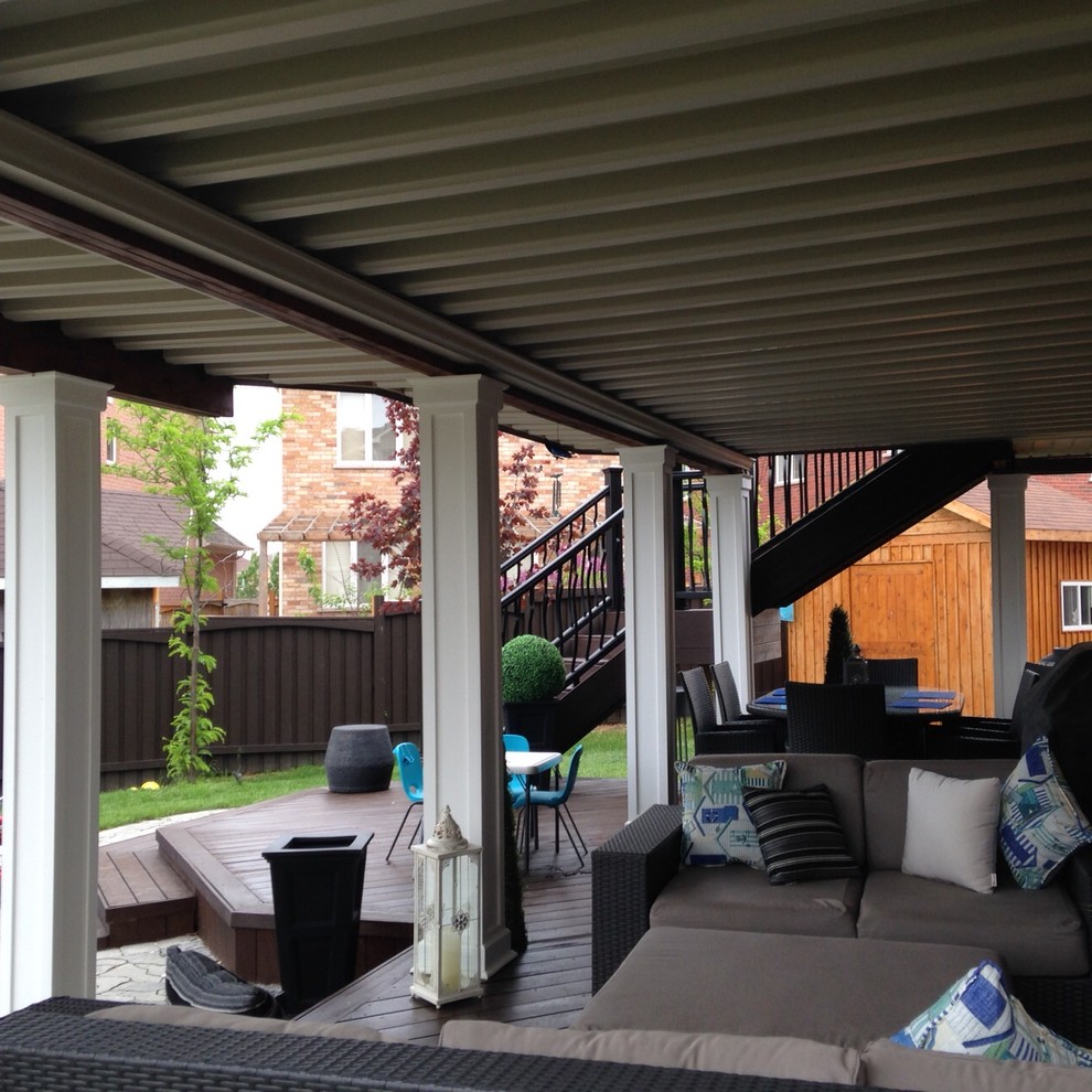Immagine di una terrazza minimalista di medie dimensioni e dietro casa