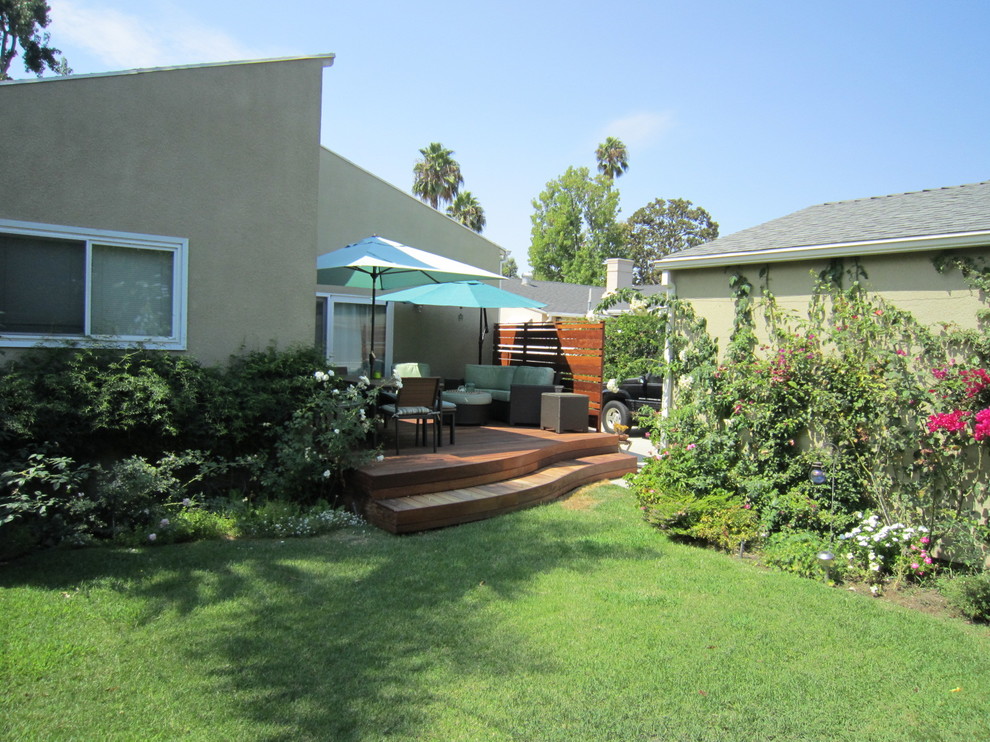 Deck - mid-sized transitional backyard deck idea in Los Angeles with no cover
