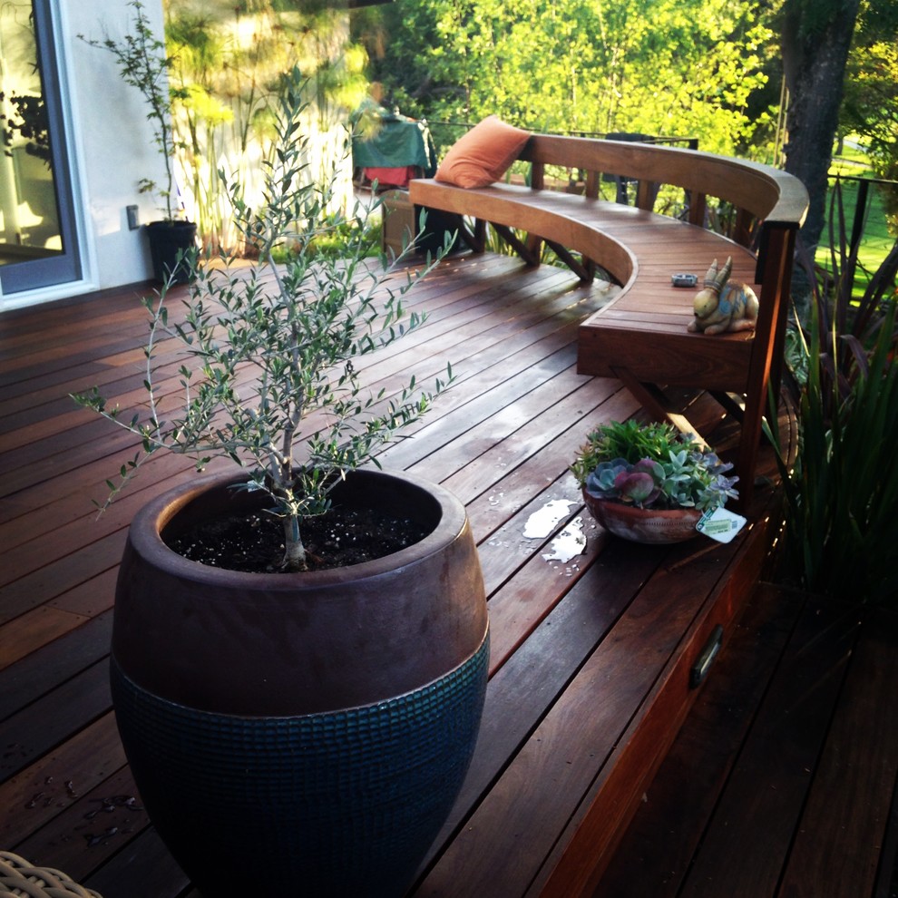 Deck - mid-sized contemporary backyard deck idea in Los Angeles with no cover