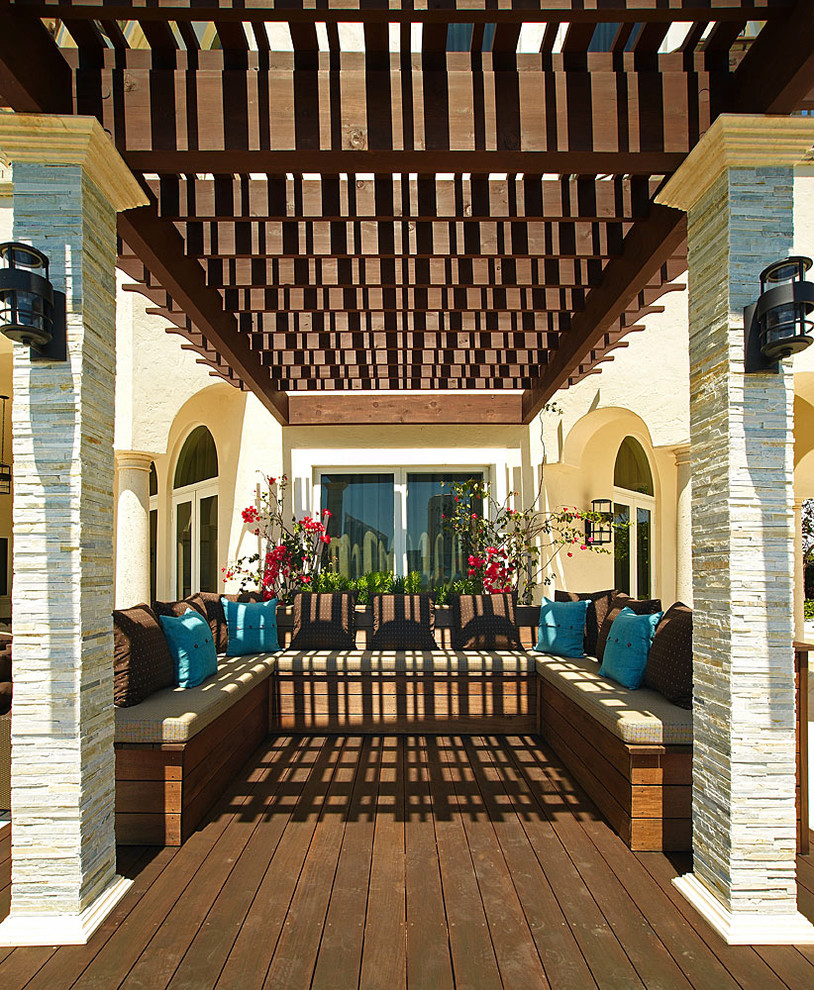 Imagen de terraza mediterránea grande en patio trasero con pérgola