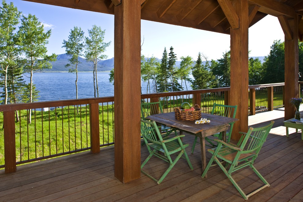 Idée de décoration pour une terrasse chalet avec une extension de toiture.