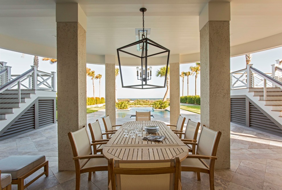 Свежая идея для дизайна: большой двор на заднем дворе в морском стиле с летней кухней и навесом - отличное фото интерьера