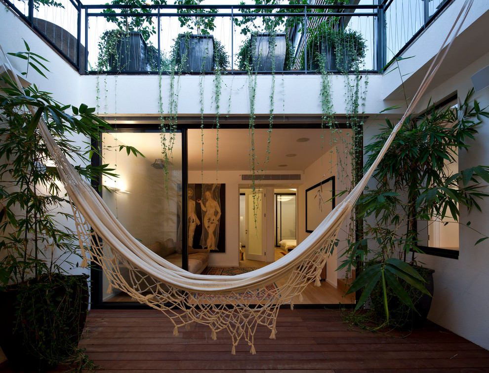 Example of a mid-sized courtyard deck design in Tel Aviv