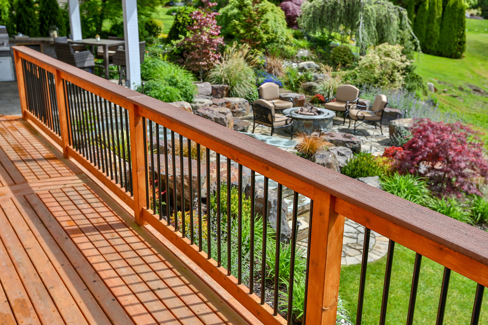 Modelo de terraza moderna grande en patio trasero con cocina exterior