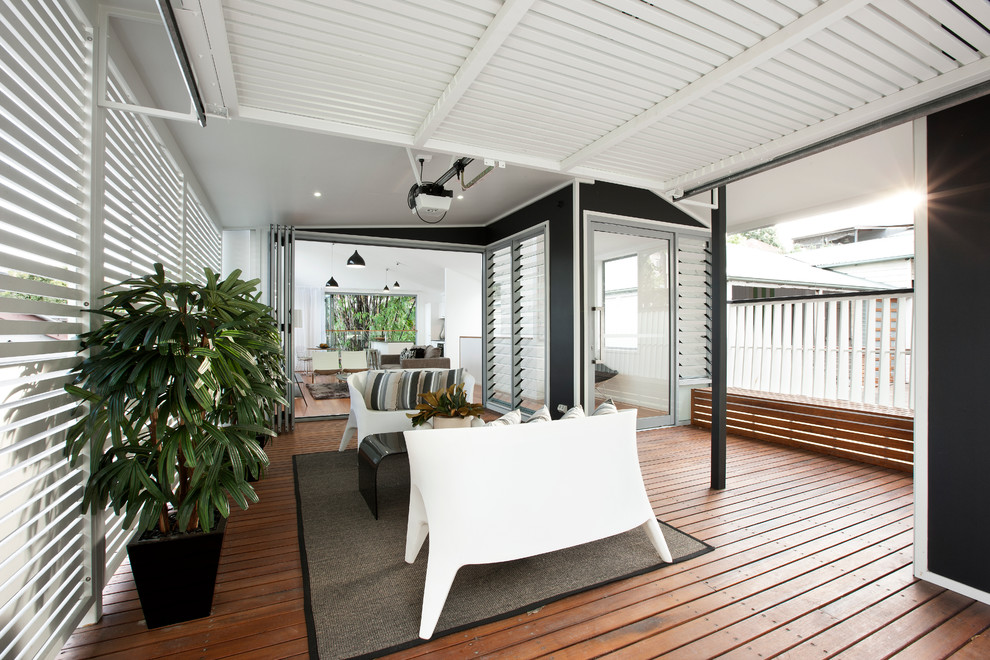 Пример оригинального дизайна: терраса среднего размера на заднем дворе в современном стиле с летней кухней и навесом