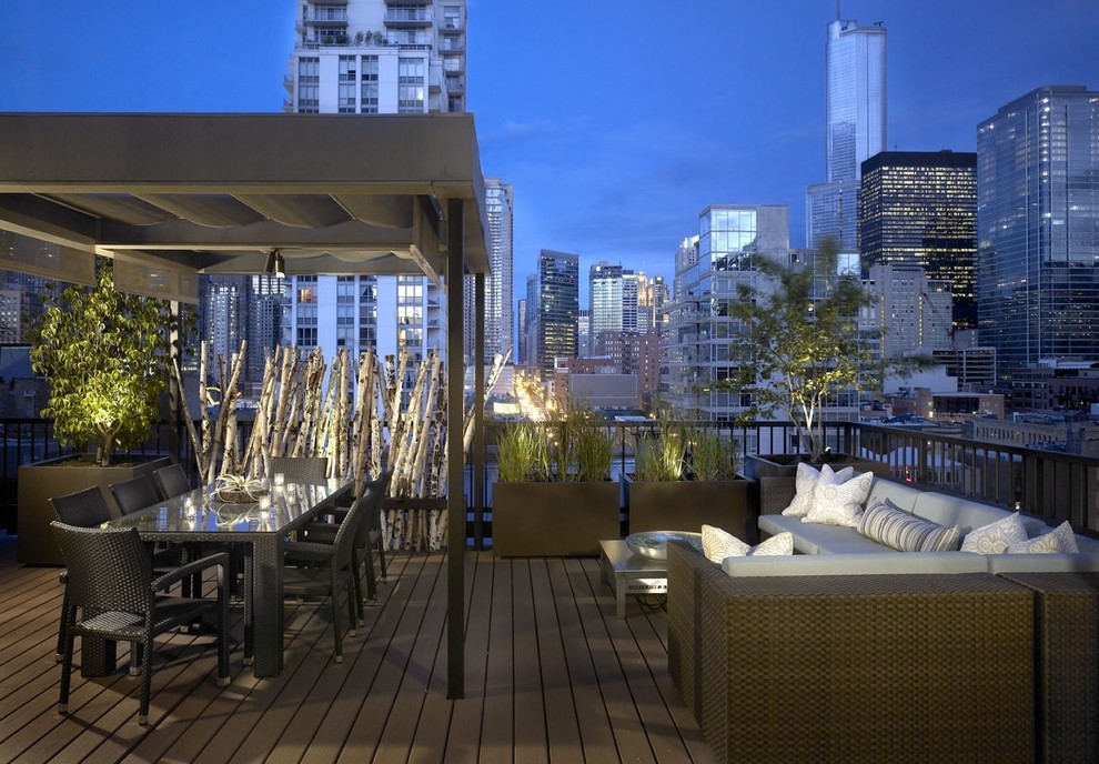 Photo of an urban terrace in Chicago with a pergola.