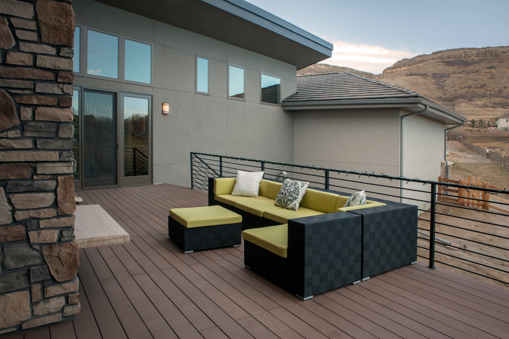 Diseño de terraza contemporánea de tamaño medio sin cubierta en patio trasero con brasero
