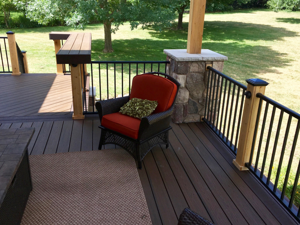 Exemple d'une terrasse arrière tendance de taille moyenne avec une cuisine d'été.