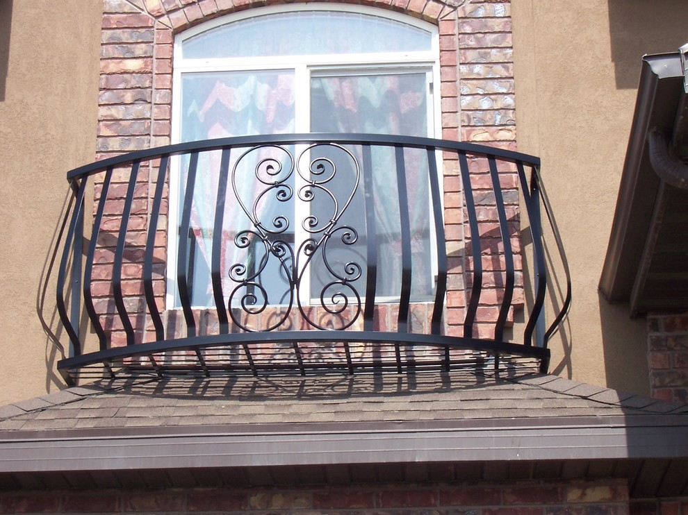 Источник вдохновения для домашнего уюта: терраса среднего размера на боковом дворе в классическом стиле без защиты от солнца
