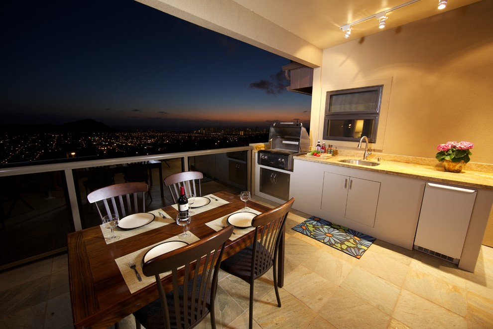 Mittelgroße, Überdachte Terrasse hinter dem Haus mit Outdoor-Küche in Hawaii