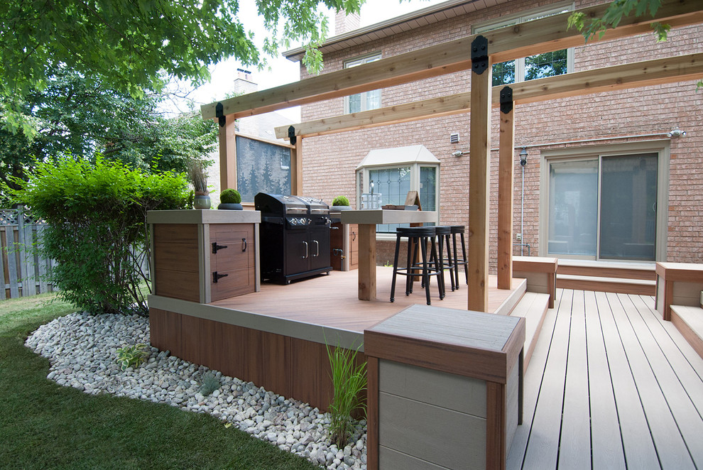 Mittelgroße Rustikale Pergola Terrasse hinter dem Haus mit Outdoor-Küche in Toronto