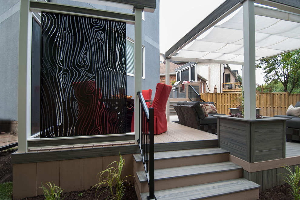 Inspiration för mellanstora moderna terrasser på baksidan av huset, med utekök och markiser
