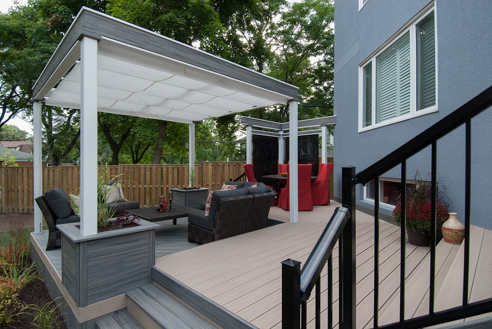 Imagen de terraza contemporánea de tamaño medio en patio trasero con cocina exterior y toldo