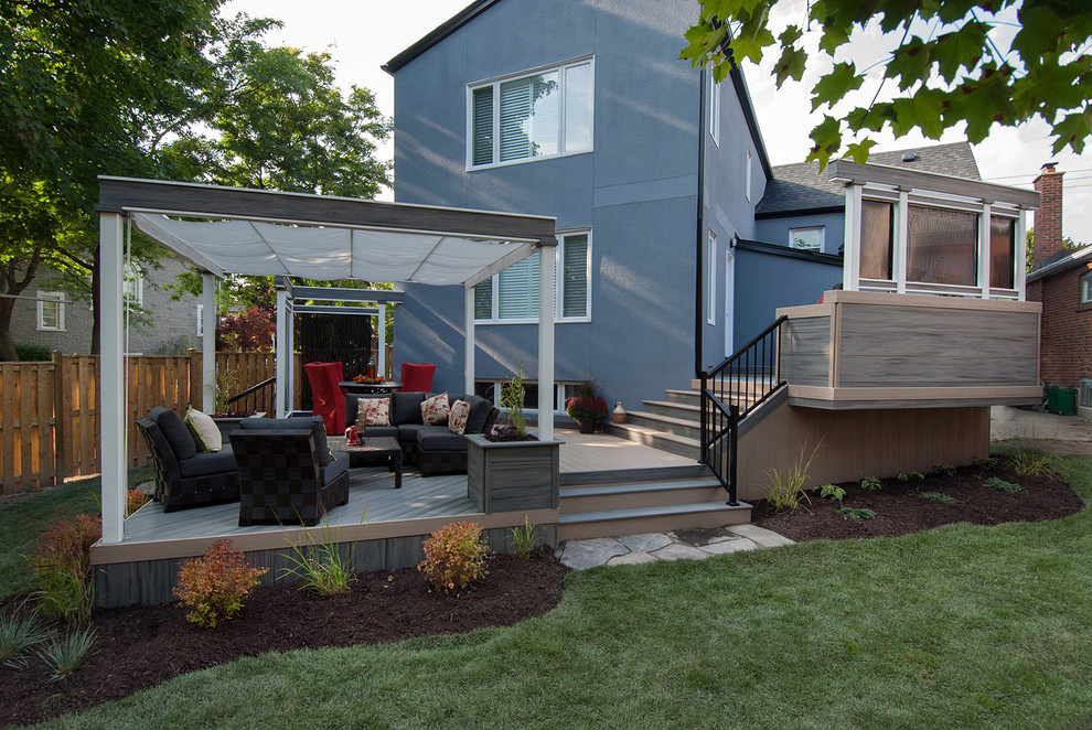 Ispirazione per una terrazza minimal di medie dimensioni e dietro casa con un parasole
