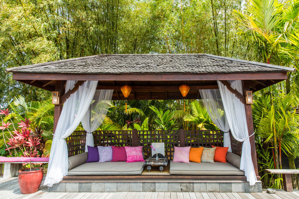 Ejemplo de terraza tropical con jardín de macetas