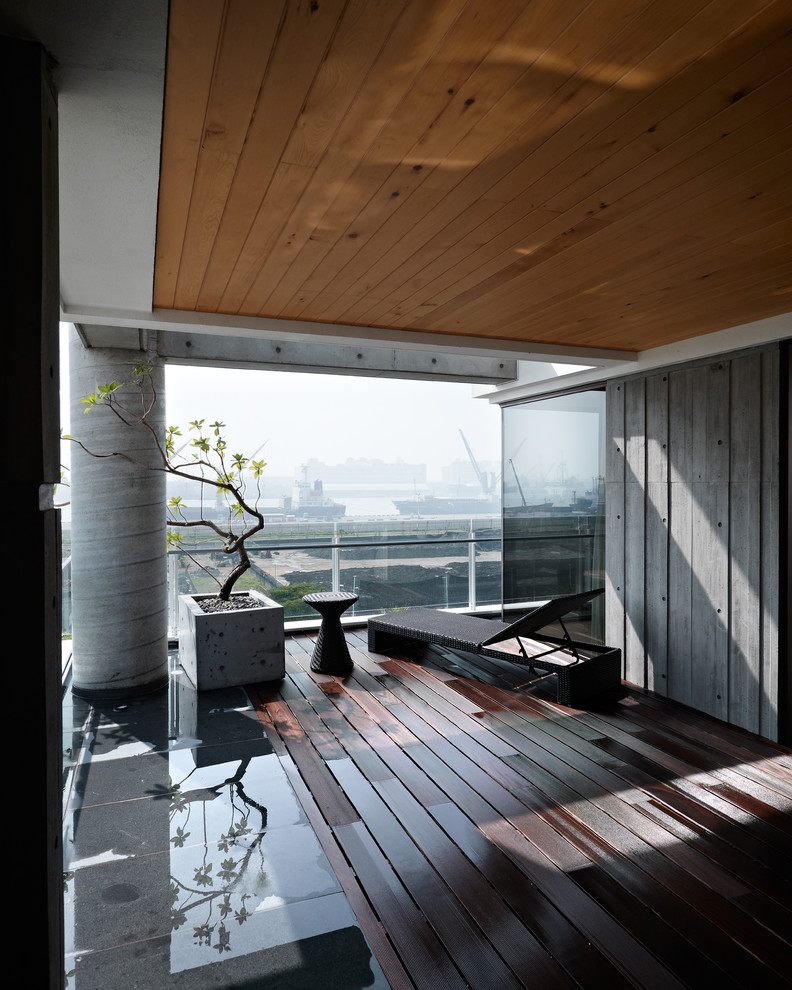 Überdachte Moderne Terrasse mit Kübelpflanzen in Sonstige