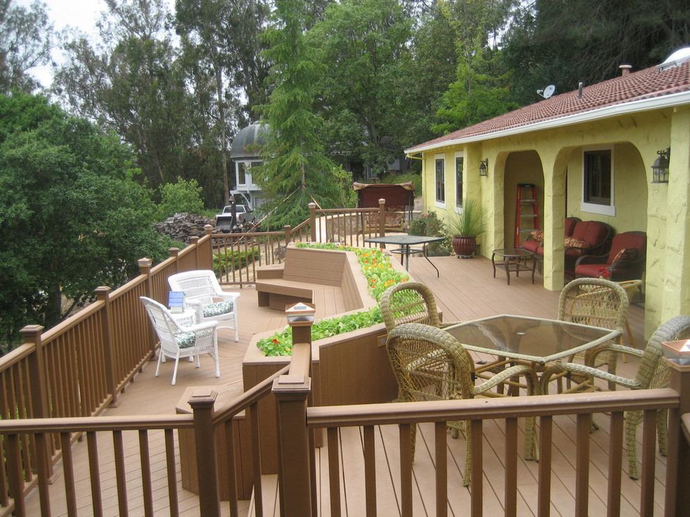 Inspiration for a mid-sized timeless backyard deck remodel in San Francisco with no cover