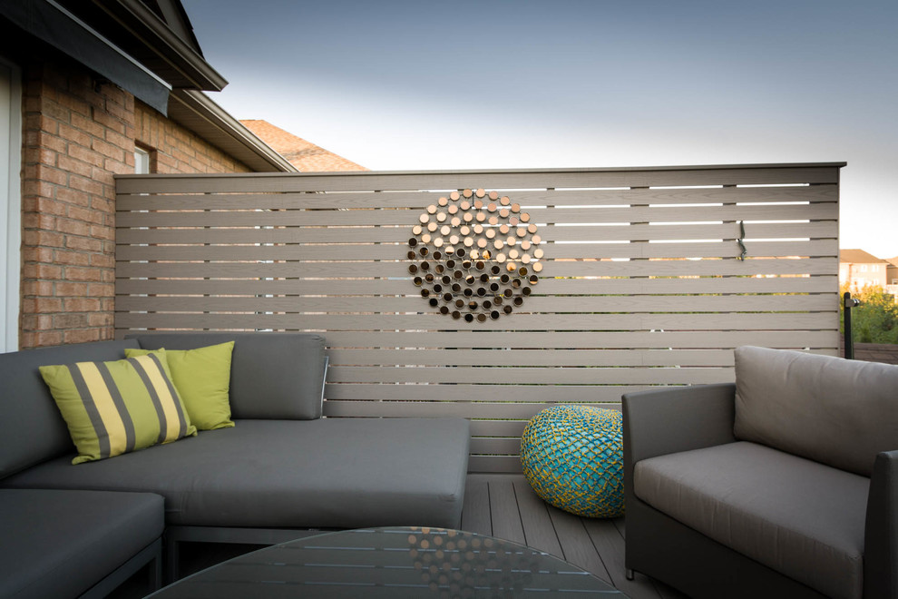 Свежая идея для дизайна: терраса среднего размера на заднем дворе в современном стиле без защиты от солнца - отличное фото интерьера