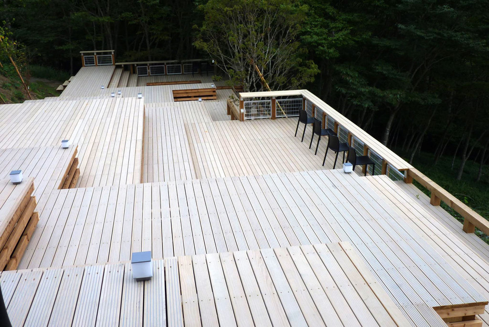 Inspiration for a huge asian backyard deck remodel in Hamilton