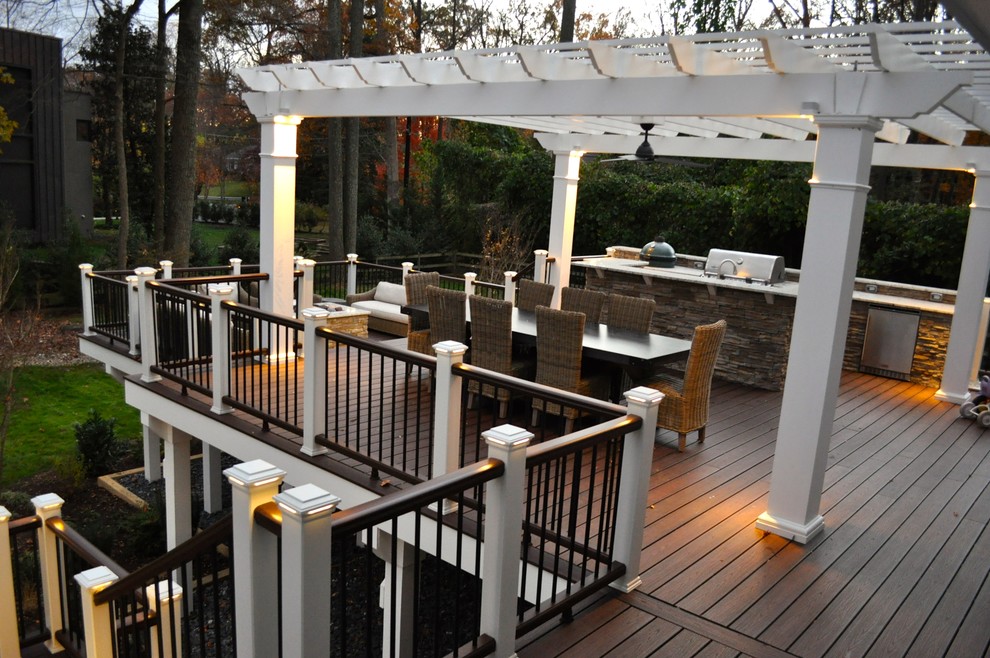 Ejemplo de terraza clásica grande en patio trasero con cocina exterior y pérgola