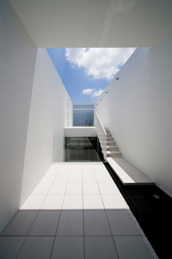 Inspiration för stora moderna terrasser längs med huset, med takförlängning