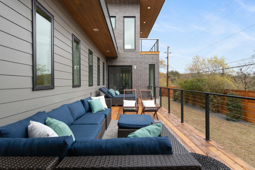Idee per una grande terrazza moderna nel cortile laterale con un tetto a sbalzo