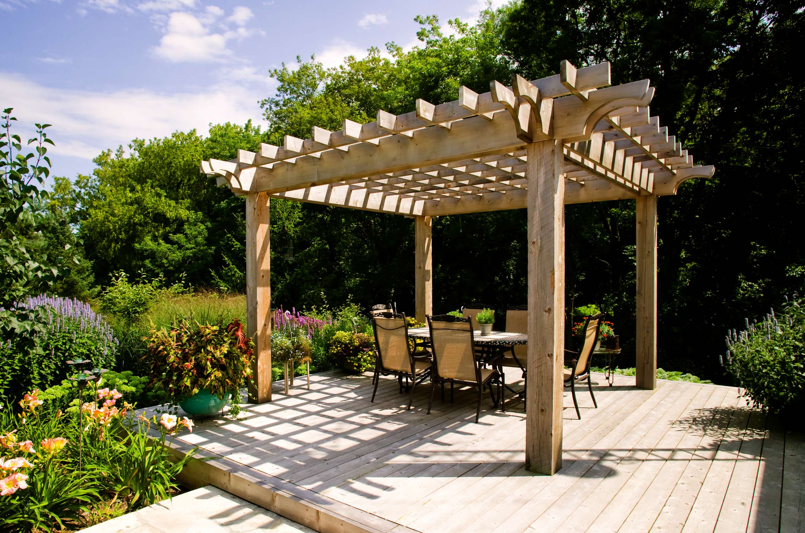 30 Ideen für Sonnenschutz im Garten - Pergola, Sonnensegel, Vordach