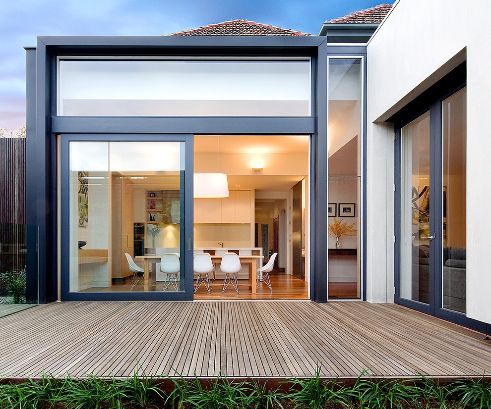 Свежая идея для дизайна: терраса на заднем дворе в современном стиле без защиты от солнца - отличное фото интерьера