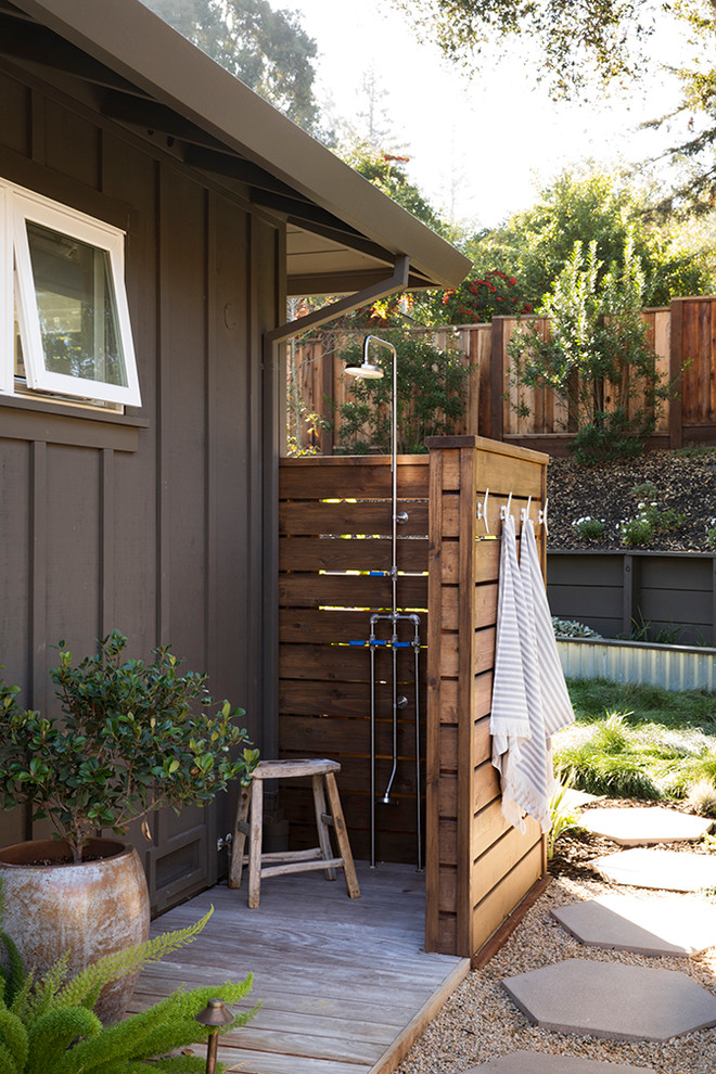 Пример оригинального дизайна: душ на террасе среднего размера на заднем дворе в стиле неоклассика (современная классика) без защиты от солнца