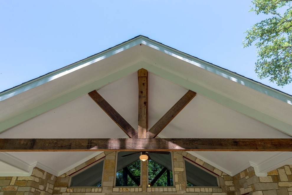 Cette image montre une terrasse arrière traditionnelle de taille moyenne avec une extension de toiture.