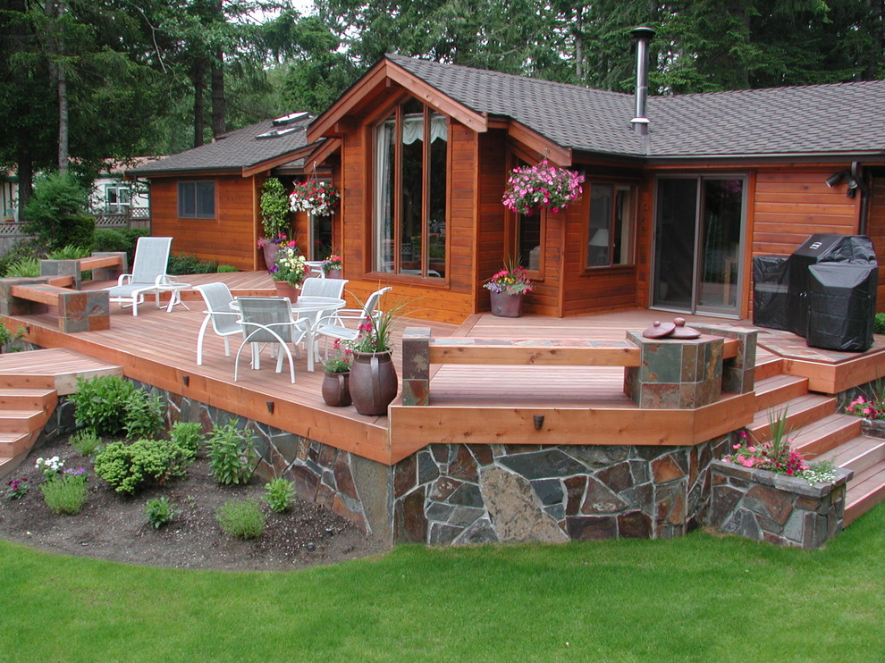 シアトルにある高級な広いコンテンポラリースタイルのおしゃれな裏庭のデッキ (アウトドアキッチン、日よけなし) の写真