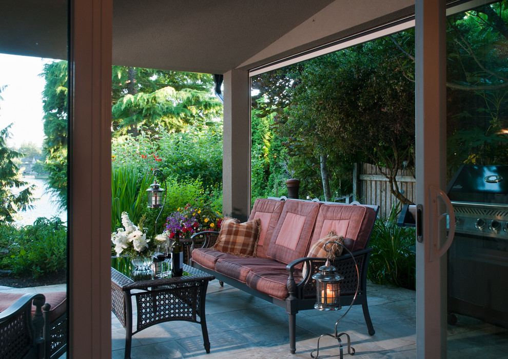 На фото: маленькая терраса на заднем дворе в стиле неоклассика (современная классика) с навесом для на участке и в саду с