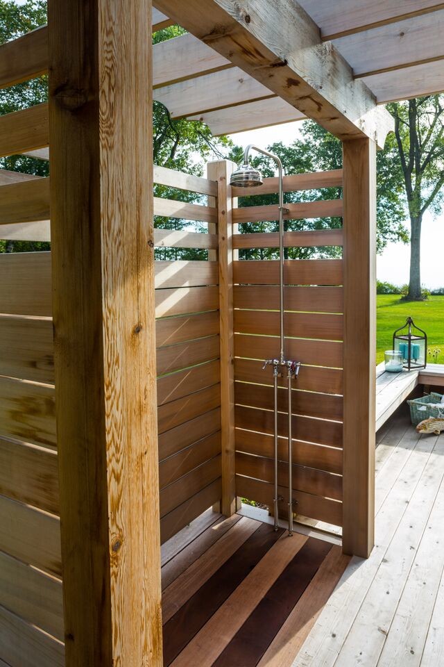 Idée de décoration pour une terrasse avec une douche extérieure arrière marine de taille moyenne avec une pergola.