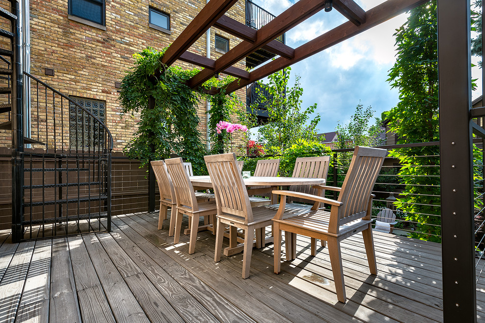 Ispirazione per una terrazza chic con una pergola