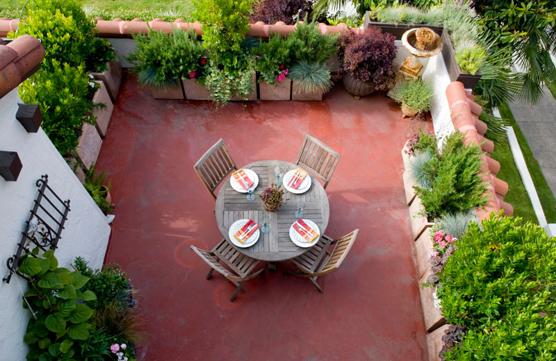 Идея дизайна: маленький двор в средиземноморском стиле для на участке и в саду