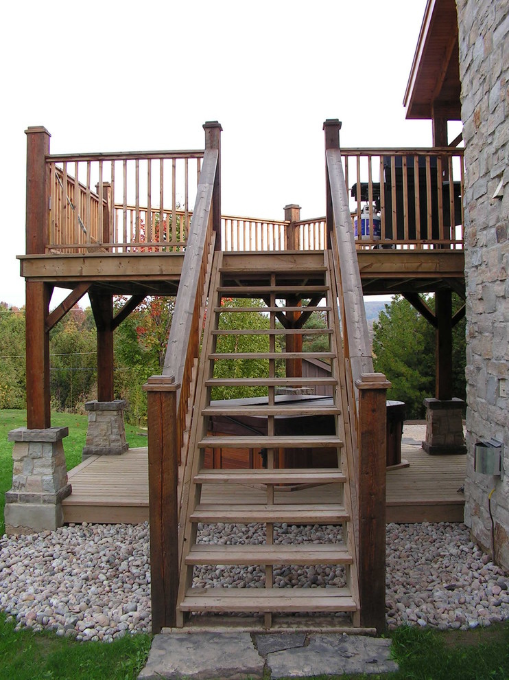 Exemple d'une terrasse arrière craftsman de taille moyenne avec une extension de toiture.