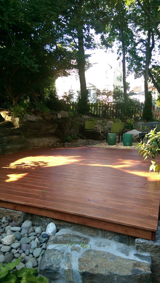 Foto de terraza tradicional renovada de tamaño medio sin cubierta en patio trasero con fuente