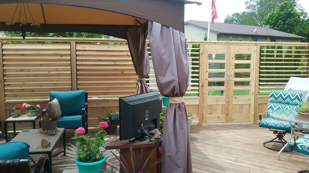 Cette image montre une terrasse arrière craftsman de taille moyenne.