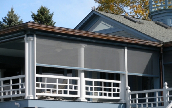 Inspiration för mellanstora maritima terrasser på baksidan av huset, med takförlängning